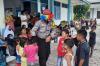 Demi Hibur Anak-anak di Pengungsian, Polisi di Magelang Ini Rela Jadi Badut