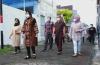 Nyoblos di TPS 001 Wiyung, Risma Jalan Kaki Bareng Keluarga 