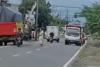 Viral Pria Misterius Berserban Hitam Salat di Tengah Jalan Raya, Netizen Geram