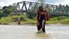 Pelajar Aceh Nekat Menyeberangi Sungai Deras karena Jembatan Rusak sejak 2004 - Bagian 2