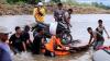 Jembatan di Halut Putus Diterjang Banjir, Warga Seberangi Sungai dengan Rakit Darurat