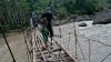 Warga Garut Nekat Melintasi Jembatan Gantung yang Rusak