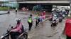 Polisi Berjibaku Bantu Warga Melintasi Banjir di Semarang