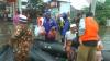 Banjir di Kaligawe Semarang Masih Tinggi, Distribusi Bantuan  Logistik Gunakan Perahu Karet 