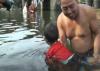 Video Bocah di Demak Berenang saat Banjir 