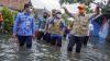Ganjar Pranowo Dayung Perahu Temui Pengungsi Banjir Pekalongan - Bagian 3