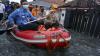 Ganjar Pranowo Dayung Perahu Temui Pengungsi Banjir Pekalongan - Bagian 1