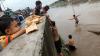 Anak-Anak Kampung Pulo Nekat Berenang di Arus Deras Sungai Ciliwung - Bagian 2