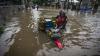 Motor Diangkut Pakai Gerobak Melintasi Banjir di Jalan Kapten Tendean Jakarta - Bagian 3