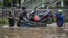Motor Diangkut Pakai Gerobak Melintasi Banjir di Jalan Kapten Tendean Jakarta - Bagian 1