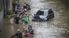 Motor Diangkut Pakai Gerobak Melintasi Banjir di Jalan Kapten Tendean Jakarta - Bagian 2