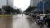 Jakarta Banjir, Jalan Jenderal Sudirman Tergenang Air Sebabkan Kemacetan - Bagian 1