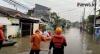 Video Petugas Evakuasi Warga Positif Covid-19 di Tengah Genangan Banjir di Bekasi