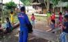 Salut, Polisi Satu Ini Selain Berdinas Juga Mengajar Anak-Anak di Perairan Terpencil 