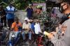 Dorong Kesadaran Masyarakat Patuh Prokes, PPM Jateng Bagi Masker di Pasar Karanganyar