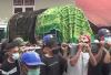 Diwarnai Isak Tangis, 3 Jenazah Sekeluarga yang Tewas Kesetrum Dimakamkan Satu Liang