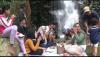 Menikmati Sensasi Makan Durian di Bawah Gemericik Air Terjun Curug Pitu Banjarnegara