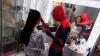 Aksi Spiderman Merias Wajah Perempuan Cantik di Makassar - Bagian 2