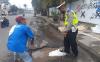 Polantas Cirebon Tambal Jalan Berlubang Viral di Media Sosial