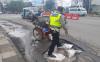 Polantas Cirebon Tambal Jalan Berlubang Viral di Media Sosial