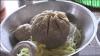 Ada-Ada Saja, Warung Ini Sajikan Mi Ayam dan Bakso Pakai Wajan