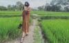 Gaya Santai Polwan Cantik Iptu Rita Foto di Tengah Sawah, Masker Tak Pernah Lupa