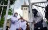 Forum Rakyat Bersatu Bagikan Bunga kepada Jemaat Gereja Katedral Makassar - Bagian 1