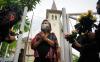 Forum Rakyat Bersatu Bagikan Bunga kepada Jemaat Gereja Katedral Makassar - Bagian 2