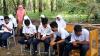 Akses Internet Susah, Siswa MIN 14 Nagan Raya Kerjakan Soal UAS di Kebun Sawit