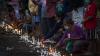 Warga Menyalakan Lilin di Atas Pemakaman Massal Korban Banjir Bandang NTT - Bagian 3