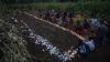 Warga Menyalakan Lilin di Atas Pemakaman Massal Korban Banjir Bandang NTT - Bagian 1