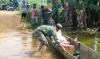 Aksi Babinsa Terobos Banjir Demi Salurkan Bantuan Sembako bagi Warga Mamberamo