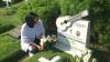 Mutia Ayu Ziarah ke Makam Almarhum Glenn Fredly, Peringati 1 Tahun Berpulang   