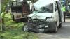 Diduga Sopir Mengantuk, Minibus Hilang Kendali dan Tabrak Truk di Demak 