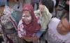Terkena Tembakan Gas Air Mata Polisi, Emak-Emak di Medan Belawan Mengamuk