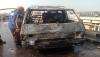 Hindari Emak-emak Bawa Motor, Minibus Tabrak Pembatas dan Terbakar
