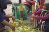 Penjualan Selongsong Ketupat di Pasar Prambanan Sepi, Pedagang Banting Harga