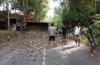 Tak Kuat Menanjak Truk Bermuatan Batu di Kulonprogo Terguling Menutup Jalan