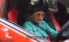 YouTuber Mbah Minto Nyetir Mobil Bikin Penasaran Netizen: Kok Bisa? 