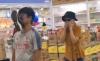 Viral Pria Ini Pakai Sepatu sebagai Pengganti Masker saat Belanja di Supermarket