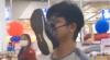 Viral Pria Ini Pakai Sepatu sebagai Pengganti Masker saat Belanja di Supermarket