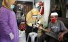 Jalan dari Rumah ke Rumah, Begini Kegigihan Petugas Kesehatan Berikan Vaksin Covid-19 kepada Lansia - Bagian 2