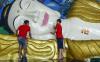 Patung Buddha Tidur Dibersihkan Jelang Perayaan Hari Raya Waisak - Bagian 3