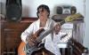 Mbah Minto YouTuber asal Klaten Jago Main Gitar Listrik, Netizen: Simbok Rocker