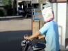 Video Viral Pengendara Motor Gunakan Helm dari Rice Cooker