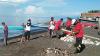 Warga Minahasa Tenggara Bersihkan Sampah Sisa Banjir di Pesisir Pantai 