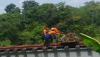 Viral, Petugas Rel Kereta Api Buang Sampah ke Bantaran Sungai, Ini Penjelasan KAI