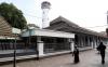 Petugas Gabungan Bubarkan Peziarah di Makam Sunan Ampel Surabaya - Bagian 4