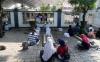 Petugas Gabungan Bubarkan Peziarah di Makam Sunan Ampel Surabaya - Bagian 6