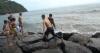 Video Dramatis, Seorang Anggota TNI Evakuasi Bocah Hanyut di Pantai Padang